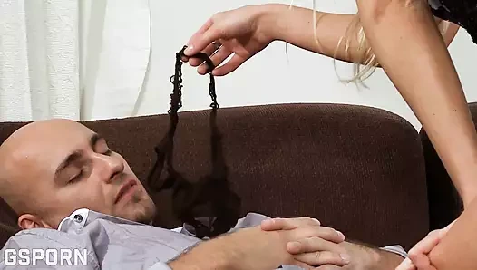 Büyük memeli sarışın Çek orta yaşlı seksi kadın sert yarak ve yüz takma yarakla sikiliyor