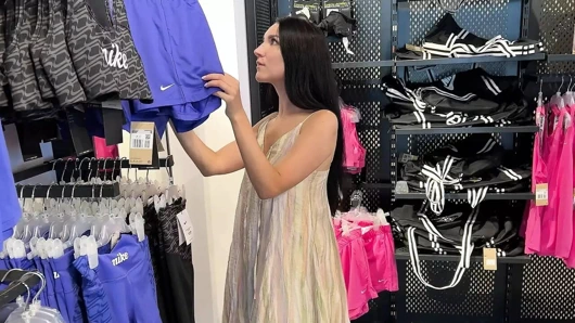 Kafede Lovense kontrolü ve soyunma odasında ateşli oral seks