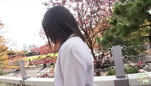 Onu bankta buldu ve meme uçlarına dokundu ve sonra içine girdi