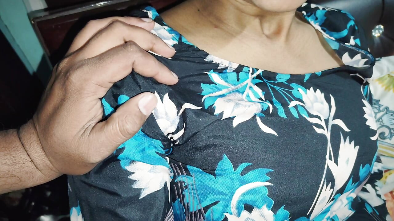 Hintli kadın desi yarağını ağzına boşaltıyor