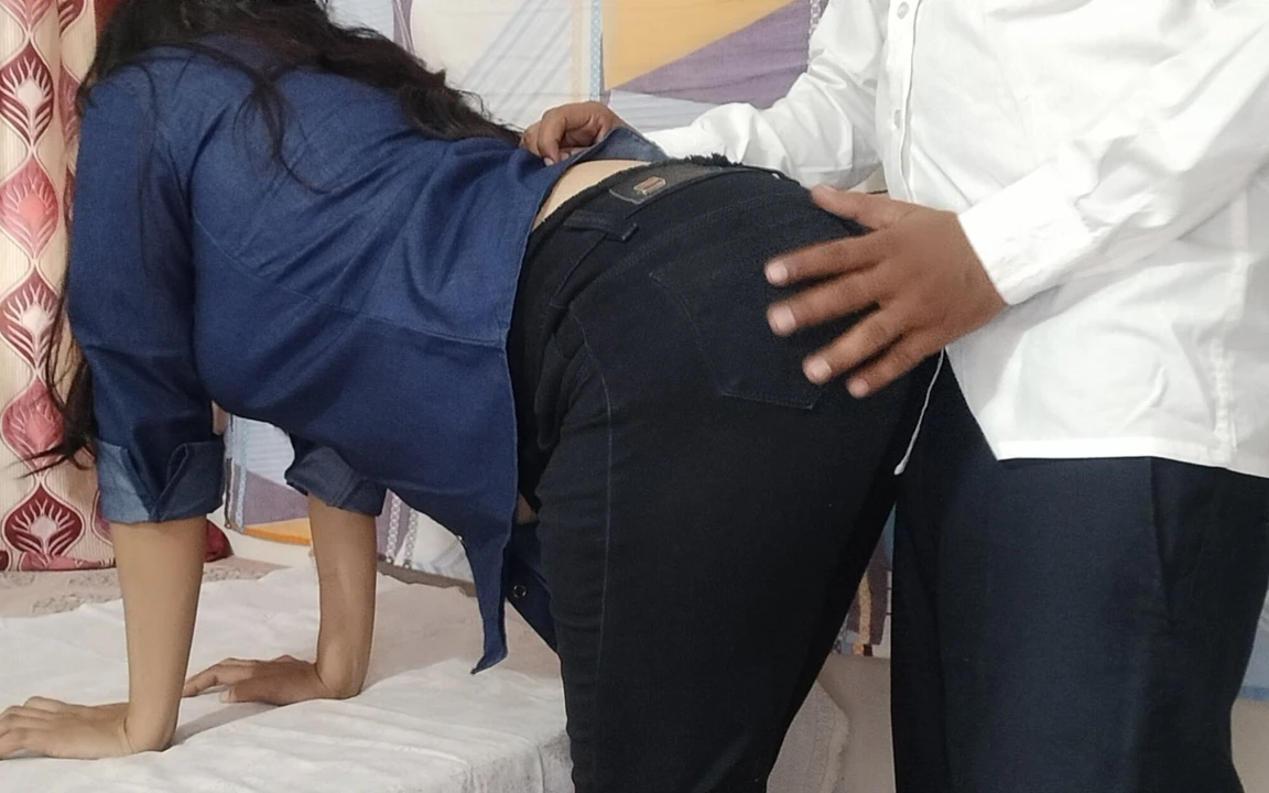 Ateşli kadın patron otelde xxx amcık tatmini için yeni çalışanı baştan çıkarıyor, Hintçe sesli seks