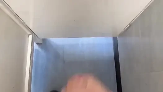 Tuvalette mastürbasyon yapıyor