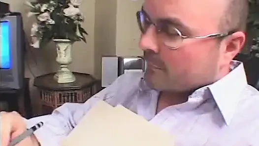Yaramaz fahişe güzel yüzünü göt deliğine siktiriyor