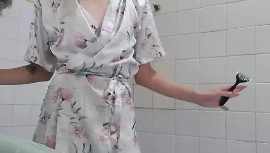 Cutting vaginal hairs