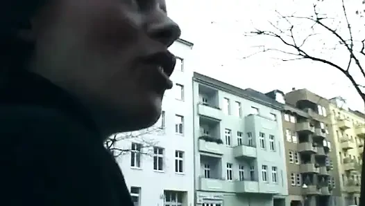 Sarışın sert sikilirken ıslak amcığını açıyor