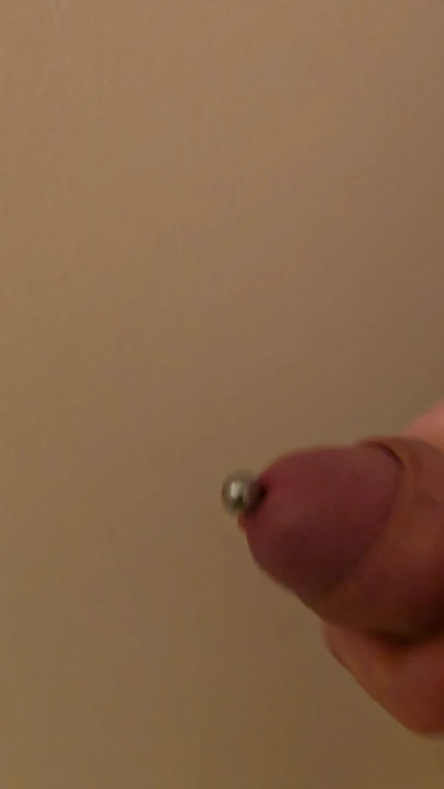 Pirsingli yarak sikiyor. Boşalmamı izle