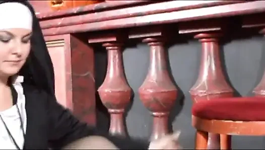 Seksi tombul amcıktaki penisi ağzında seviyor