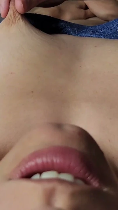 Seksi MILF meme uçları emilirken inliyor | Bölüm 1