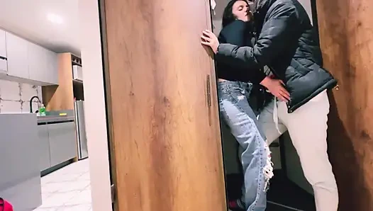 Kocası gelmeden önce dolaba dokunduk!!