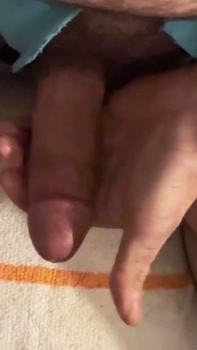 Tüylü penis zamanı, sert sikini benimle birlikte çıkar ve soyunalım, güzel bir boşalmaya teşvik edelim | Klip 1