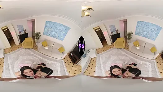 Azgın sürtükler Roxy ve Amelia ona çifte saksoyla teşekkür ediyor - teenmegaworld
