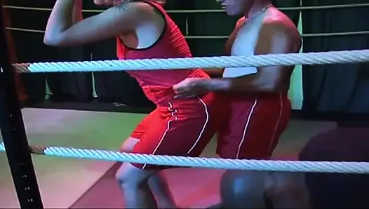 Sarışın olgun bebeğin güreş ringinde damlayan rosebud grup seks