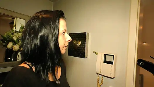 İç çamaşırlı büyük götlü dövmeli orta yaşlı seksi kadın sikişiyor ve ağzına boşalıyor