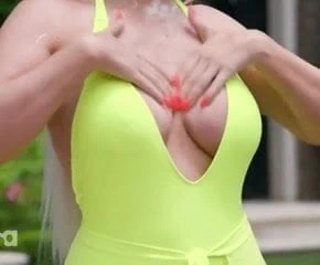 Maryse'in harika bir rafı ve harika bir kıçı var