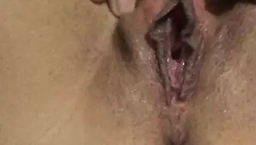 Mastürbasyon yapmayı ve çok lezzetli yemeyi seviyorum.