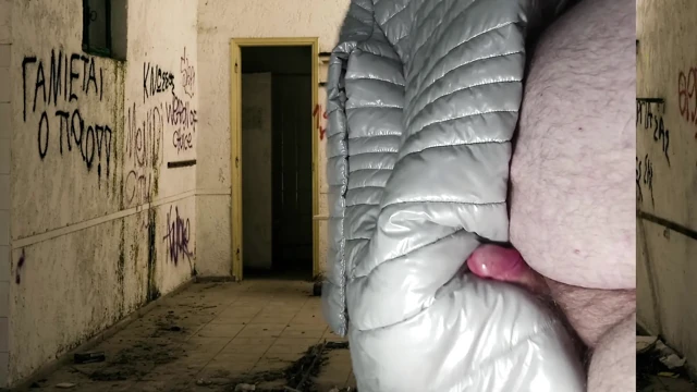 Gümüş parlak ceketine boşalma. (Ceket aşağı fetişi)