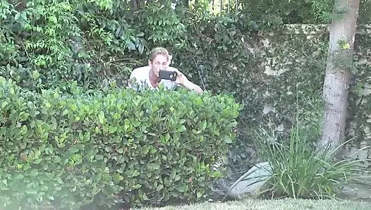 Sarışın genç Naomi Woods havuz başında gösteriş yapıyor- sapık orta yaşlı seksi kadınlar