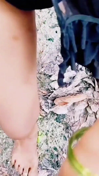 "En ateşli bir kız ormanda üvey erkek kardeşiyle sikişiyor, Asyalı bir kız çok sert sikişiyor"