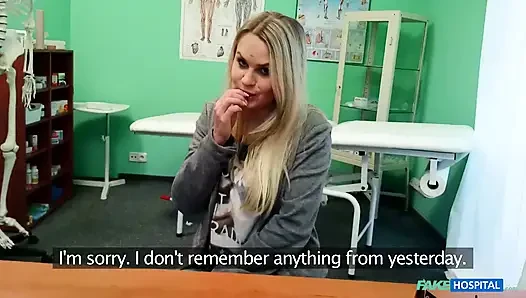Sevimli genç sarışın kadın doktor içine boşaldıktan sonra hala başı dönüyor