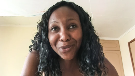 Siyah milf bilmeden arka odaya döküm için içeri girer