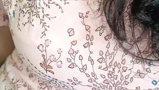 Liseli kız erkek arkadaşı için yapıyı gösteriyor