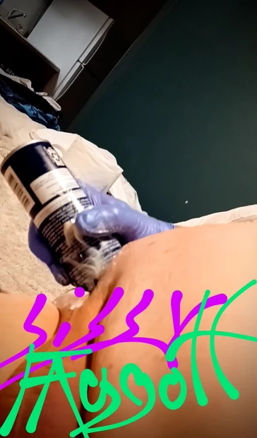 Кроссдрессинг сисси пидоры введение объекта с бритьем крем-канистра. Сисси должен держать ее дырку для траха, подготовленную для большого члена.