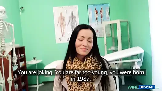 Fake Hospital - доктор дает угощение на день рождения одинокой сексуальной пациентке