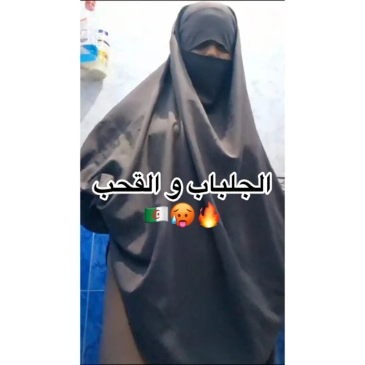 Jalbab Cezayirli Müslüman kadın vücudunu tesettürlü gösteriyor