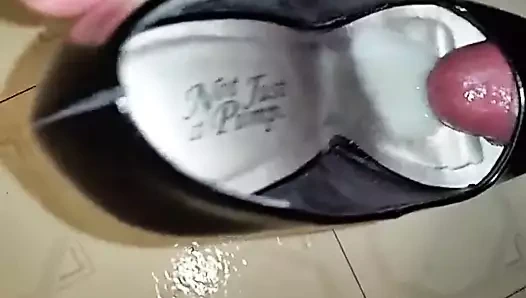 Burnu açık pompalar cummed.