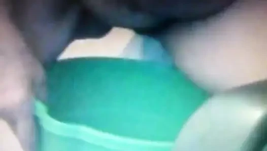 Büyükanne, 70 yaşında, yeşil kovaya işeme, amatör yakın çekim