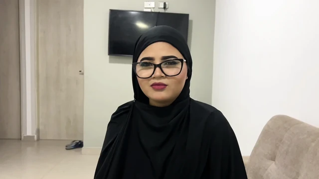 Dindar Müslüman üvey kız kardeş, inançlarını bir kenara bırakıp bir penis denemek için
