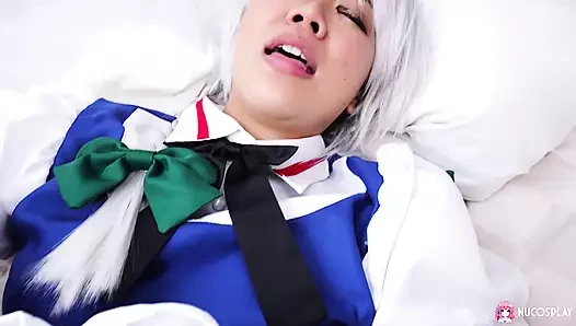 Seksi Asyalı sürtük kız Anna Saotome kostümlü yatakta seks oyuncağıyla sikişiyor.