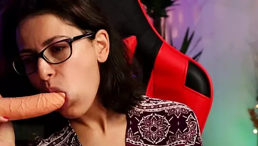 Gözlüklü kadın şehvetli bir yapay penis emme