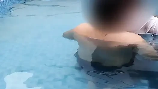 Ateşli bir çiftin yüzme havuzunda riskli eğlencesi.