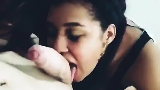 New York Abd'li 18 yaşındaki esmer büyük sarkık memeler üvey erkek kardeşinin büyük yarağını sikiyor