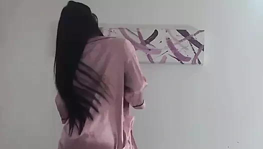 Pembe elbisesini çıkarıyor ve sen aklını kaybediyorsun