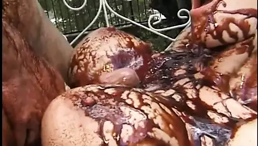 kinky ahbap ve sarışın MİLF fuck süre varlık kaplı içinde çikolata şurubu