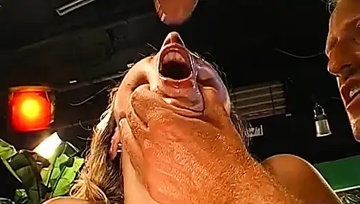 Sarışın Hatun Büyük Yarak Emiyor Ve Amcığını Sert Siktiriyor