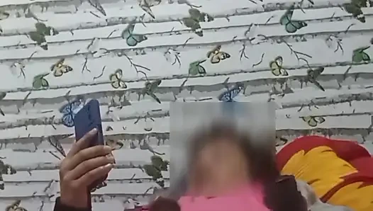 Kalın izlerken mastürbasyon yapmayı seven en iyi arkadaşın.