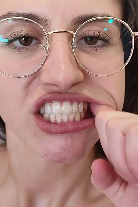 Snot fetiş hapşırtan burun memelerimi yalarken sakso çekiyor