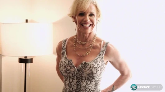 İri göğüslü evli kadın ve anne büyük, genç bir yarağı sikiyor