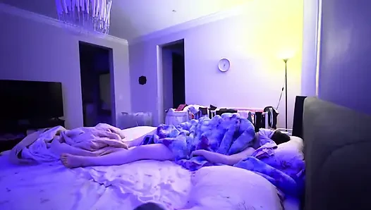 Sürtük kedicik nefis Jimmy'nin parti odasında amına boşalmasına izin vermek için bacaklarını geniş açıyor