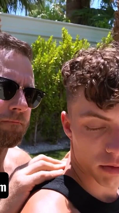 Jack'in arkadaşları gelmek üzere ve üvey babası hala tamamen çıplak güneşleniyor | Klip 1