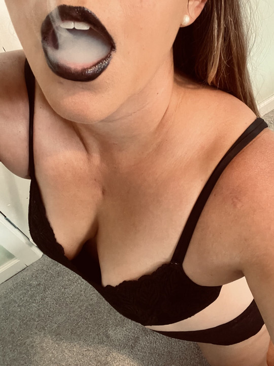 Siyah rujlu seksi kadın vapes