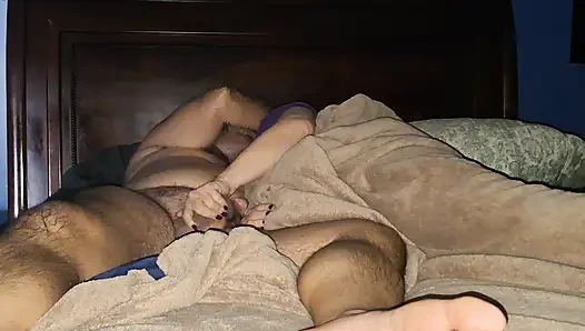 Olgun kız arkadaş seksten önce sikimin taşaklarını ve götümü emiyor