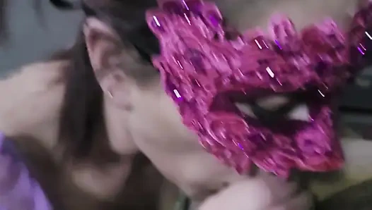 Sacanagem milf em uma máscara rosa boquete com engolir