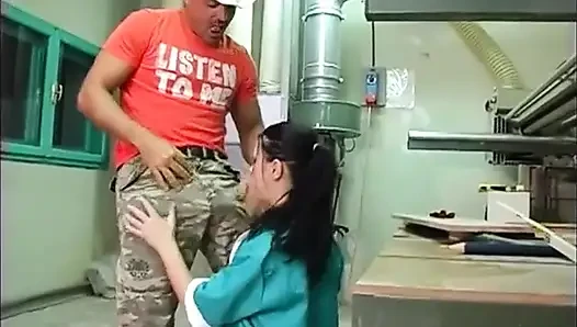 İş yerinin yanında hızla popodan sikildim