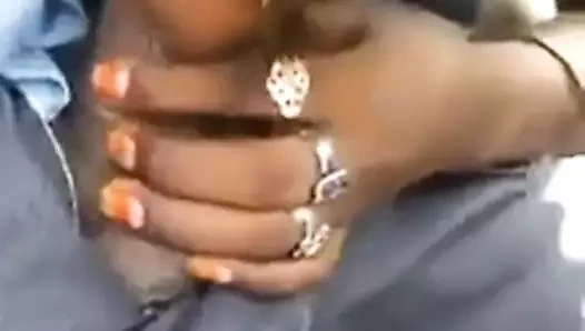 Desi kız verir oral seks içeride araba