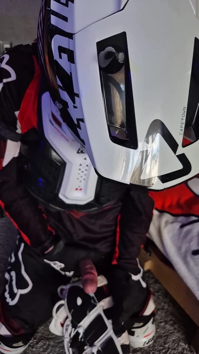Motosikletli heyecanlı bir adam spor ayakkabılarını sikiyor