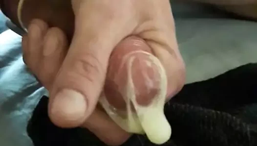 Heteroseksüel arkadaşım büyük yarağımı mastürbasyon yaparken video çekiyor ve prezervatif dolduruyor